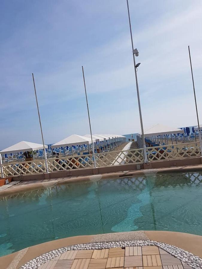 Brezza Marina Bed & Breakfast Marina Di Carrara Exterior foto